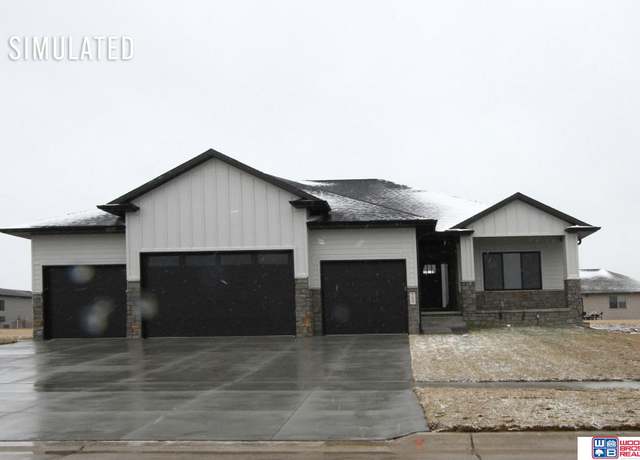 Property at 1005 N 107th St, Lincoln, NE 68527, 5 beds, 3 baths