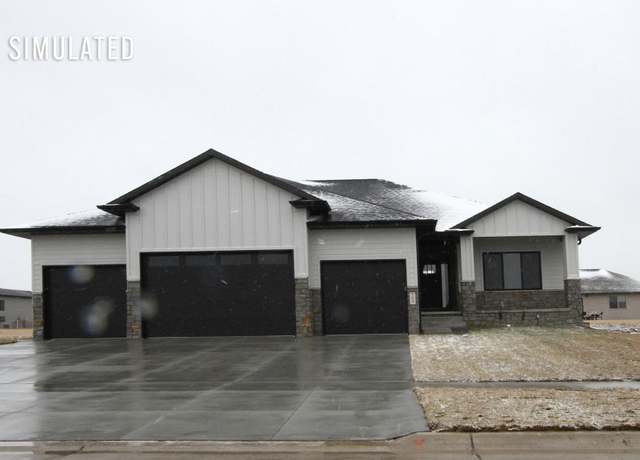Property at 1005 N 107th St, Lincoln, NE 68527, 5 beds, 3 baths