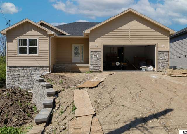 Property at 524 15 Ave, Plattsmouth, NE 68048, 5 beds, 4 baths