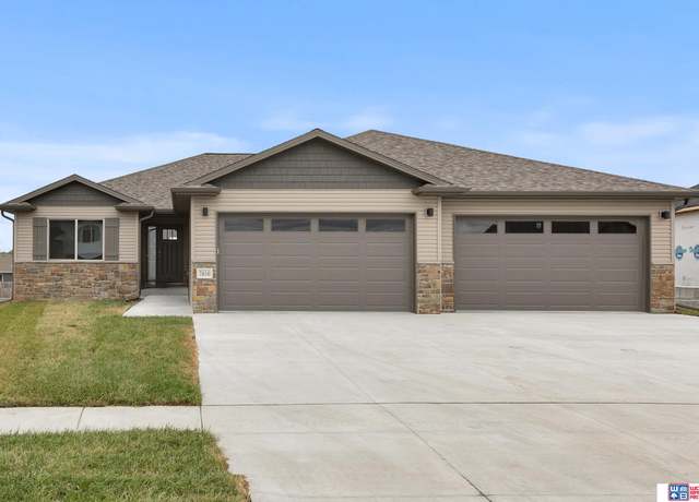 Property at 7810 Ephraem Ln, Lincoln, NE 68527, 7 beds, 4 baths