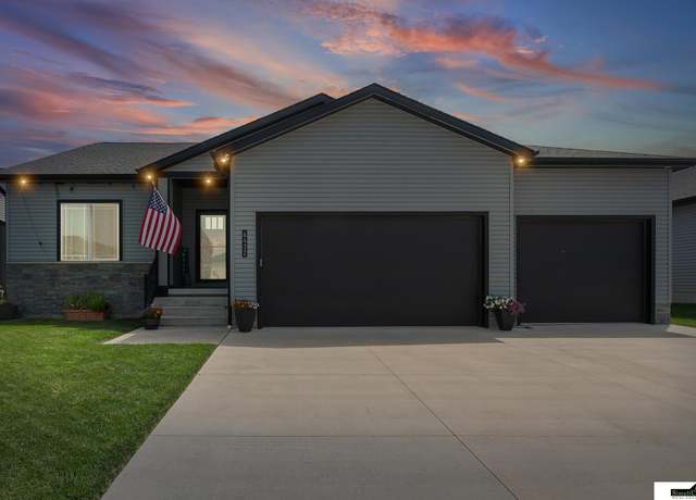 Property at 6432 SW 8th St, Lincoln, NE 68523, 3 beds, 3 baths
