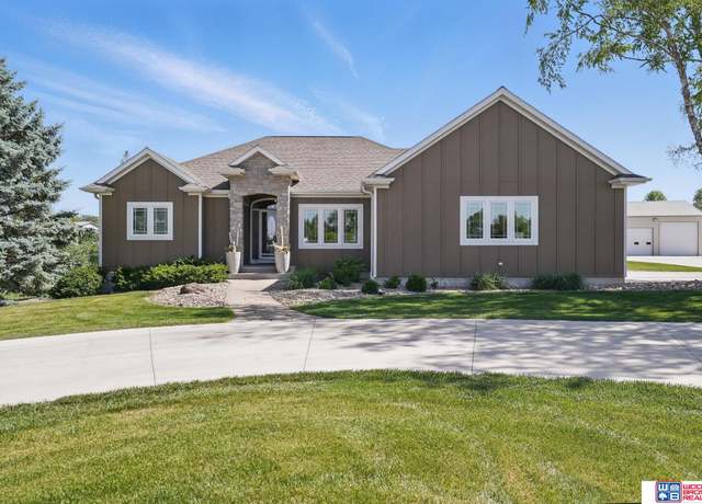 Property at 16700 Leisure Pl, Hickman, NE 68372, 4 beds, 2.5 baths