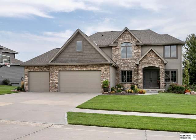 Property at 1809 S 220th Ave, Omaha, NE 68022, 5 beds, 4.5 baths