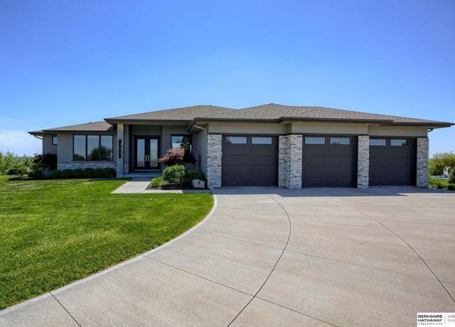 Property at 402 Reymar Cir, Plattsmouth, NE 68048, 5 beds, 3.5 baths