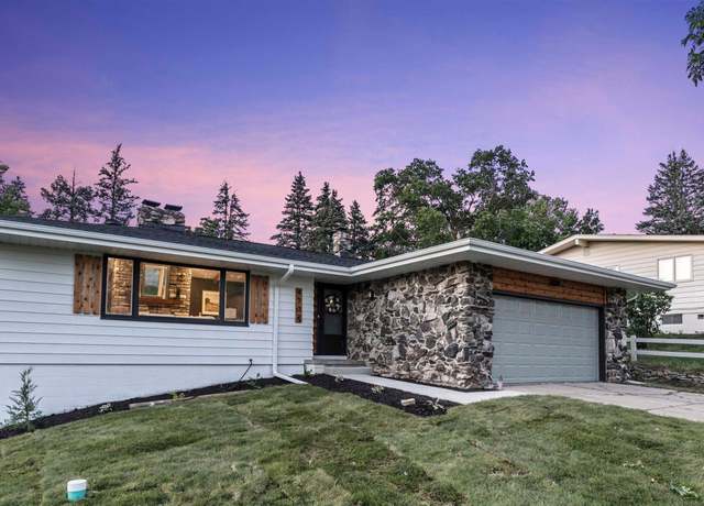Property at 4732 Manchester Dr, Omaha, NE 68152, 5 beds, 3 baths