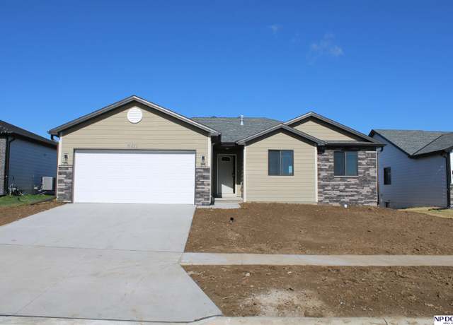Property at 6411 N 12th Ct, Lincoln, NE 68521, 3 beds, 2.5 baths