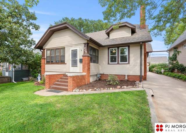 Property at 905 S 42 St, Omaha, NE 68105, 2 beds, 2 baths