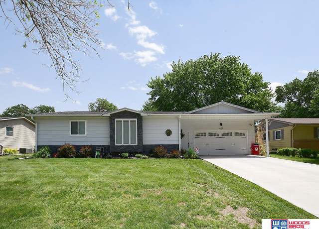 Property at 1622 F St, Fairbury, NE 68352, 4 beds, 3 baths