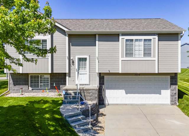 Property at 1504 Lakewood Dr, Papillion, NE 68046, 2 beds, 2 baths