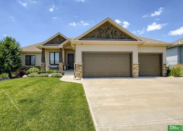 Property at 10114 S 105th Ave, Papillion, NE 68046, 4 beds, 3 baths