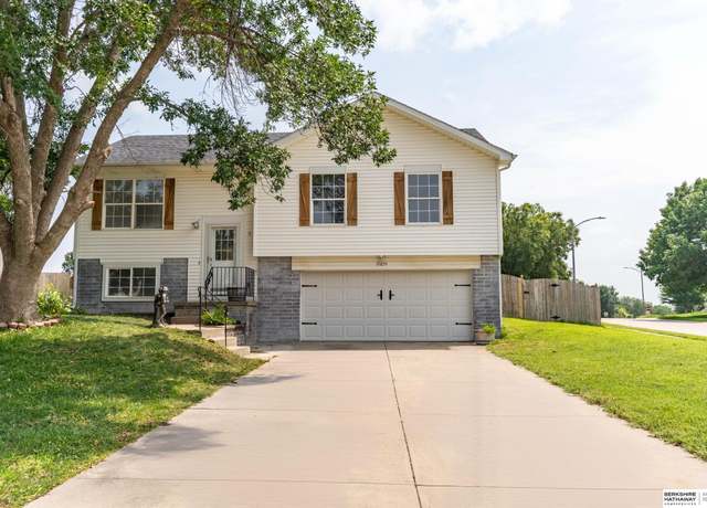 Property at 17429 Edna Cir, Omaha, NE 68136, 3 beds, 2 baths