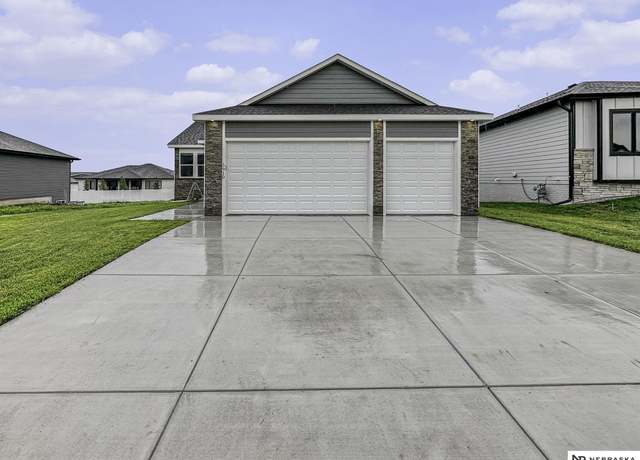 Property at 5910 SW 9th St, Lincoln, NE 68523, 5 beds, 3 baths