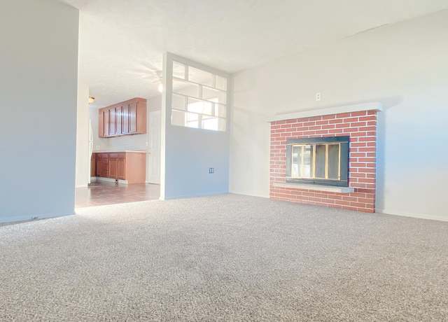 Property at 101 E 28 Ave, Bellevue, NE 68005, 4 beds, 3 baths