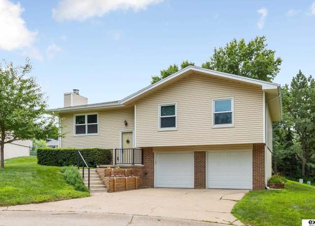 Property at 14811 Parker Plz, Omaha, NE 68154, 3 beds, 2 baths