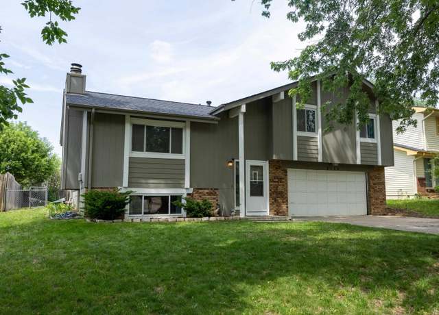 Property at 2112 Nottingham Dr, Bellevue, NE 68123, 3 beds, 2.5 baths