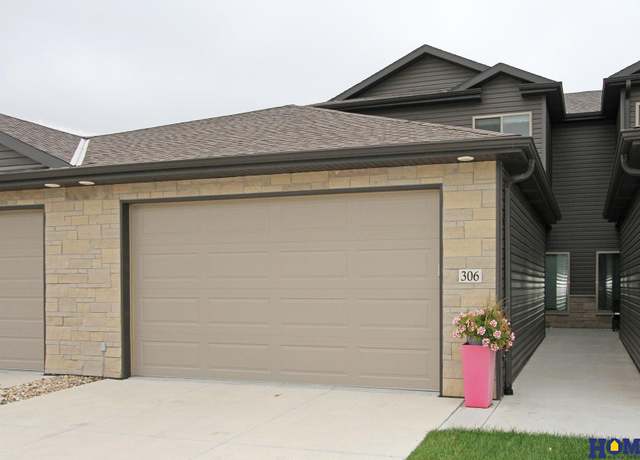 Property at 306 Half Moon Dr, Lincoln, NE 68527, 3 beds, 2.5 baths
