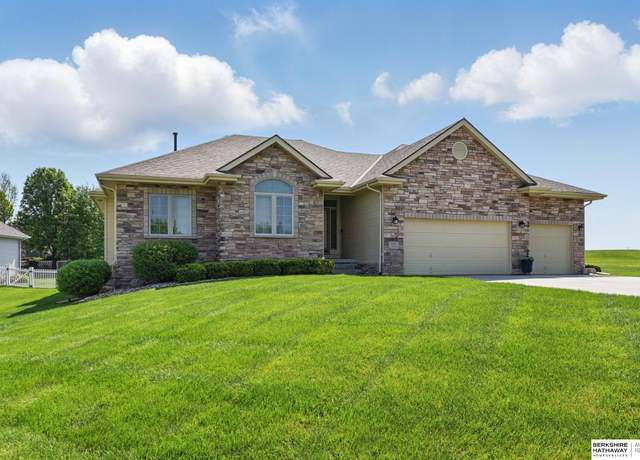 Property at 6205 N 163rd St, Omaha, NE 68116, 3 beds, 2.5 baths