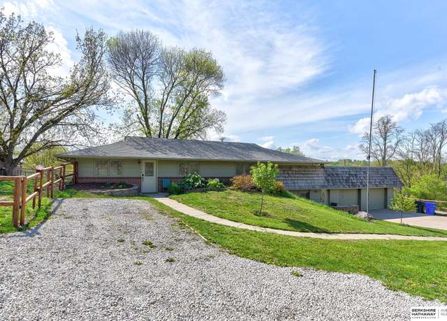 Property at 2212 N 140th Ave, Omaha, NE 68164, 3 beds, 3.5 baths