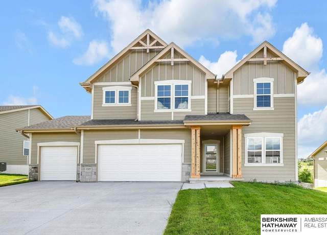 Property at 10206 S 110th Ave, Papillion, NE 68046, 4 beds, 2.5 baths