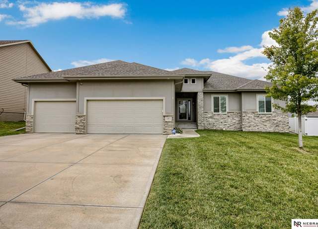 Property at 13812 S 49th St, Papillion, NE 68133, 4 beds, 3 baths