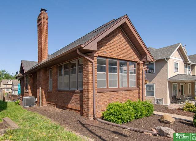 Property at 136 N 34 St, Omaha, NE 68131, 4 beds, 2 baths
