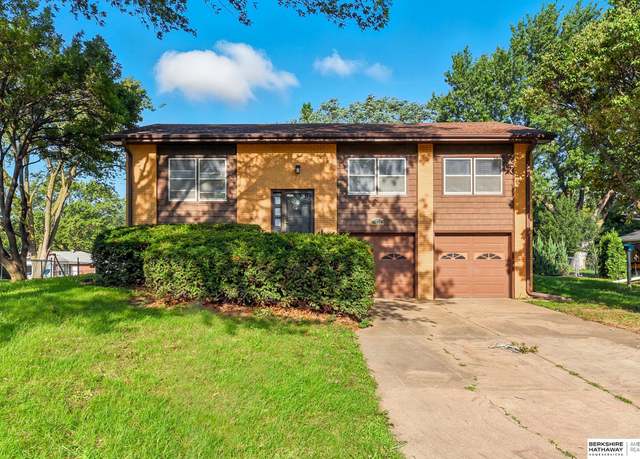 Property at 1031 Cobblestone Dr, Lincoln, NE 68510, 3 beds, 2 baths