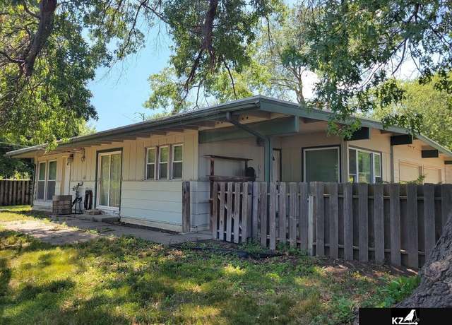Property at 840 Lyncrest Dr, Lincoln, NE 68510, 4 beds, 2.5 baths