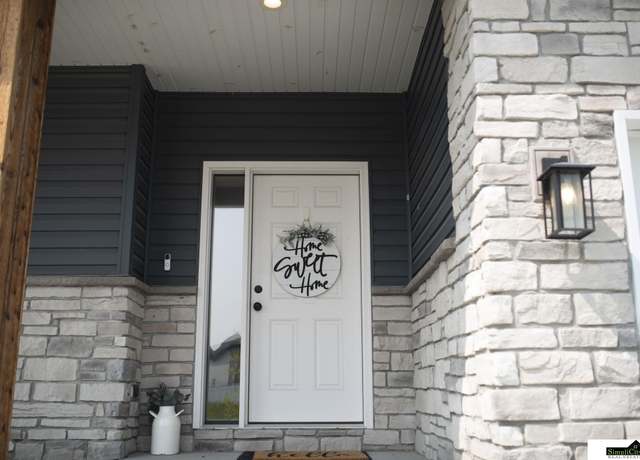 Property at 7500 Jimmie Ave, Lincoln, NE 68516, 4 beds, 2.5 baths