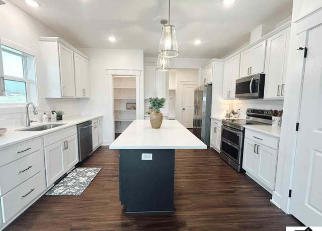 Property at 7500 Jimmie Ave, Lincoln, NE 68516, 4 beds, 2.5 baths