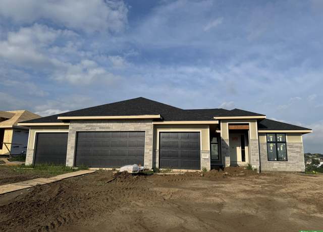 Property at 10707 S 220th St, Gretna, NE 68028, 6 beds, 3 baths