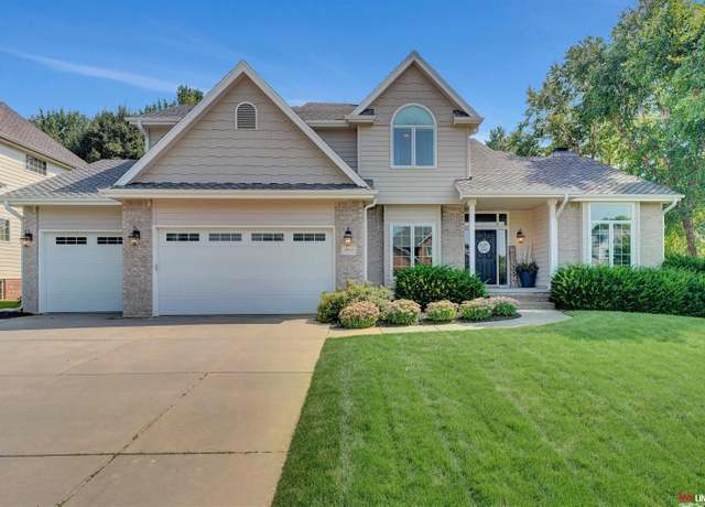 Property at 3811 Petersburg Ct, Lincoln, NE 68516, 4 beds, 3.5 baths