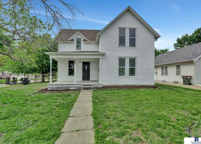 Property at 1423 High St, Beatrice, NE 68310, 4 beds, 1 bath