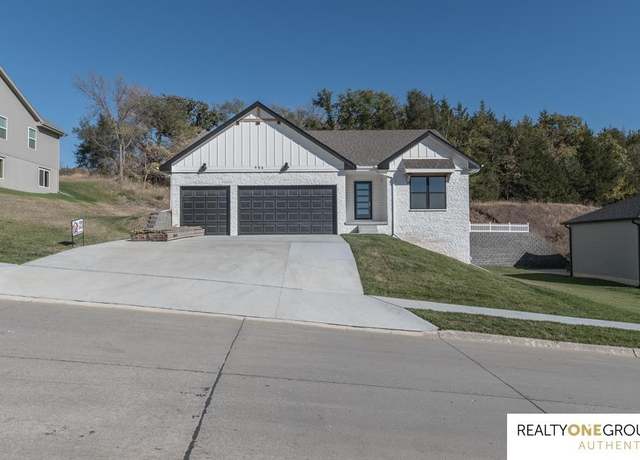 Property at 906 Southridge Dr, Louisville, NE 68037, 3 beds, 2.5 baths