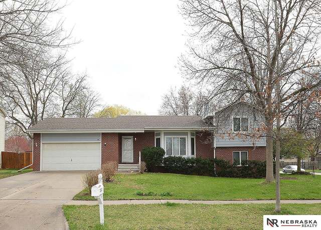 Property at 2801 Coronado Dr, Lincoln, NE 68516, 3 beds, 2 baths