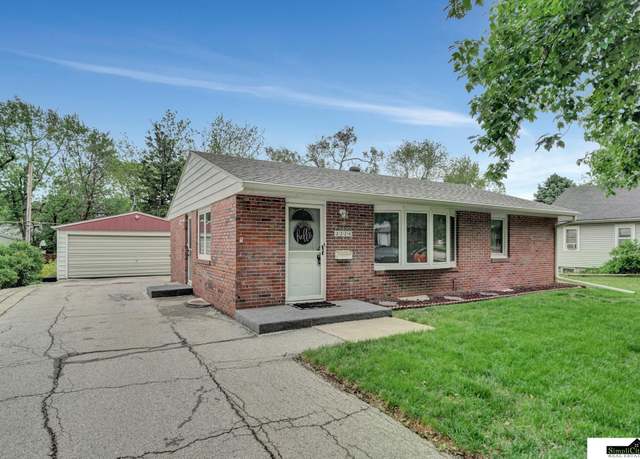 Property at 2320 S 37th St, Lincoln, NE 68506, 2 beds, 1.5 baths