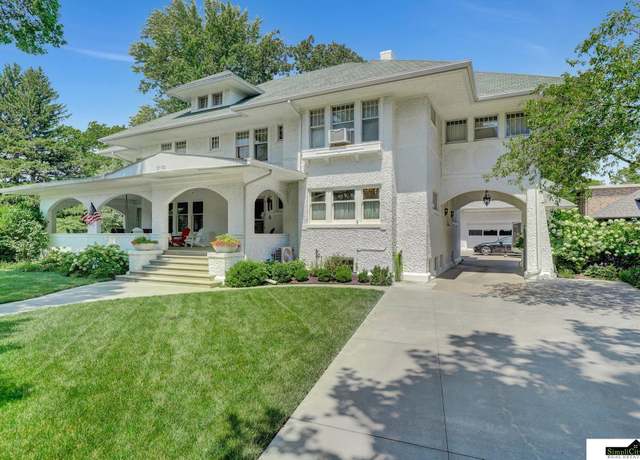 Property at 2110 A St, Lincoln, NE 68502, 6 beds, 5.5 baths