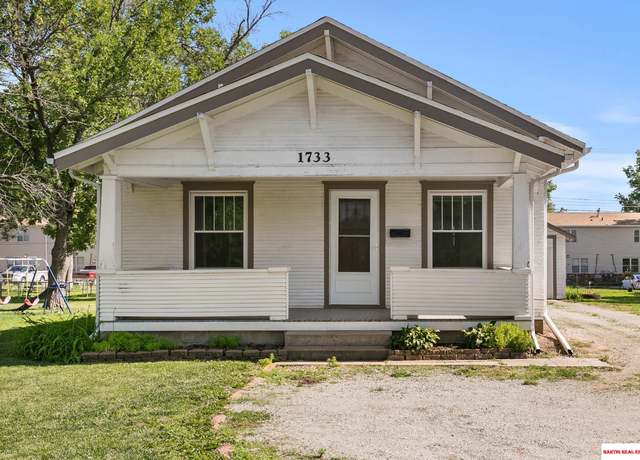 Property at 1733 Market St, Beatrice, NE 68310, 2 beds, 1.5 baths