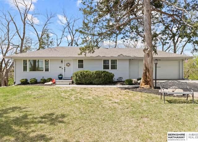 Property at 8106 Northridge Dr, Omaha, NE 68112, 4 beds, 2 baths