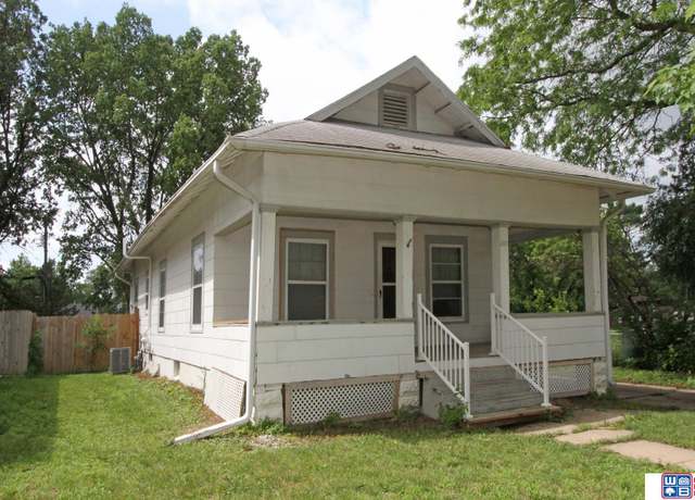 Property at 2101 Clinton St, Lincoln, NE 68503, 3 beds, 2 baths