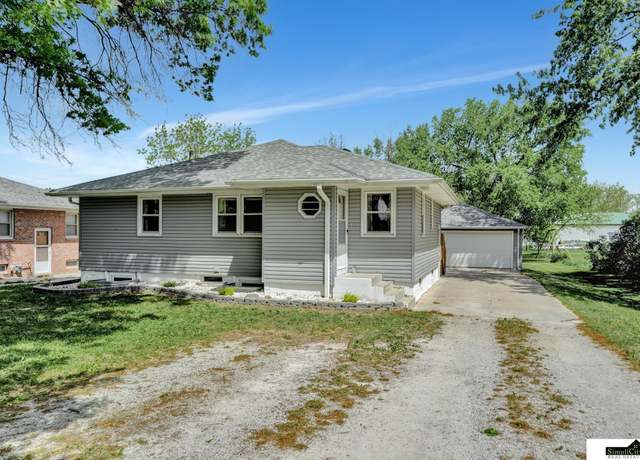 Property at 880 W Stockwell Dr, Lincoln, NE 68522, 4 beds, 2 baths