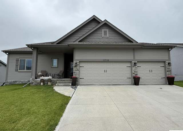 Property at 11719 S 113 Ave, Papillion, NE 68046, 4 beds, 3 baths