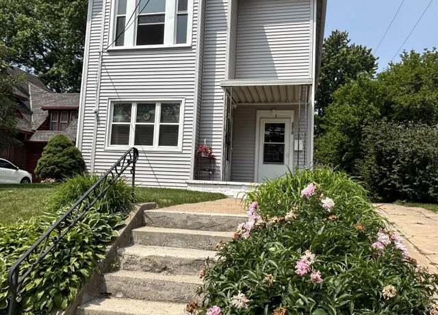Property at 1510 S 32 Ave, Omaha, NE 68105, 3 beds, 2 baths
