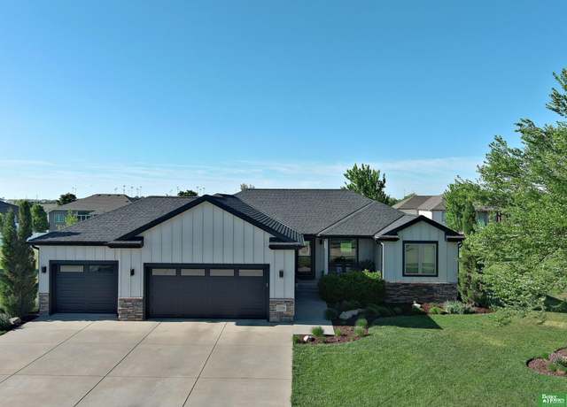 Property at 2326 E 16th St, York, NE 68467, 3 beds, 2 baths