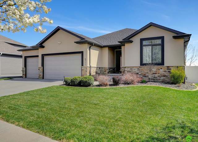 Property at 5711 Clear Creek Dr, Lincoln, NE 68516, 5 beds, 3 baths