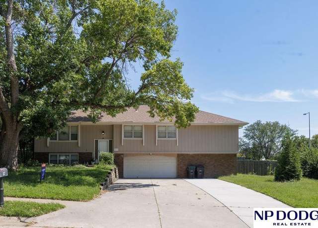 Property at 821 N 121st St, Omaha, NE 68154, 3 beds, 5 baths
