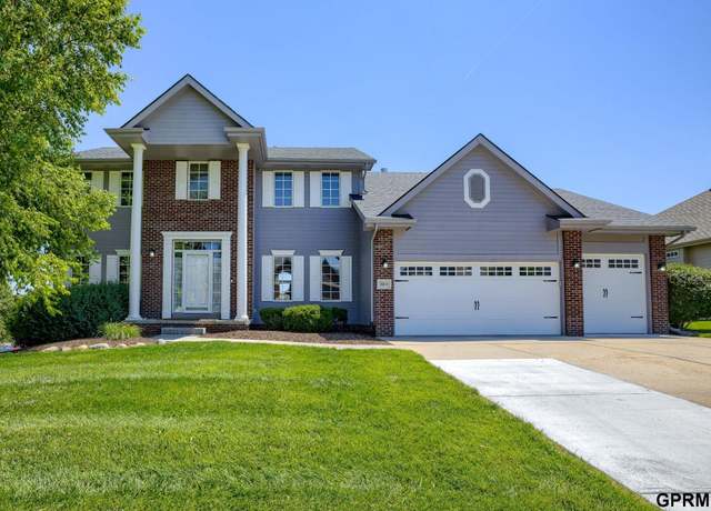 Property at 2211 Broadwater Dr, Papillion, NE 68046, 4 beds, 3.5 baths