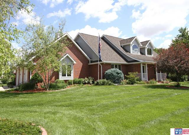 Property at 2600 Evergreen Cir, Beatrice, NE 68310, 5 beds, 5 baths