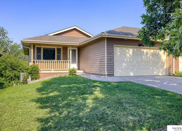 Property at 3241 Mickaela Dr, Lincoln, NE 68521, 4 beds, 3 baths