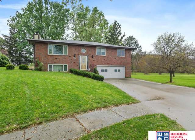 Property at 5131 Deerwood Cir, Lincoln, NE 68516, 3 beds, 3 baths