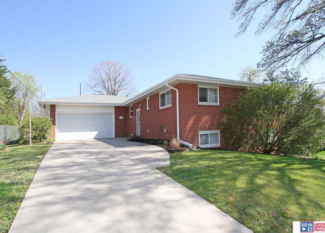 Property at 3610 Daniel Rd, Lincoln, NE 68506, 3 beds, 2 baths